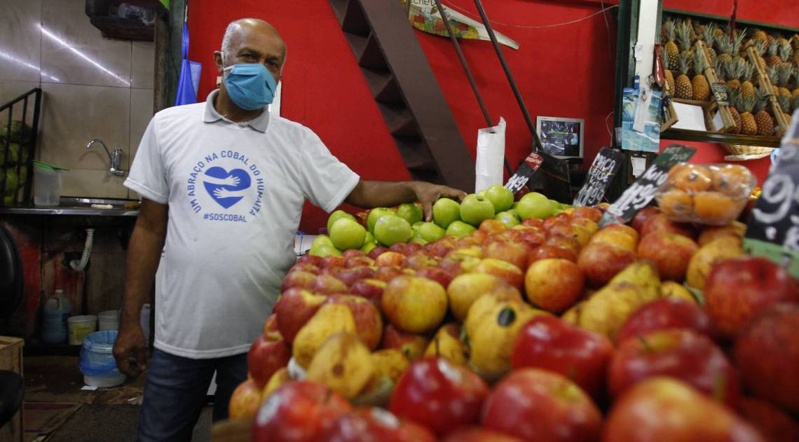 Rio de Janeiro 27/08/2020 - Foi realaizado um ato de abraco em torno do Mercado da Cobal no Humaitá. Na foto acima o senhor Waldemar Moreira dos Santos. Foto: Luciano Belford/Agencia O Dia