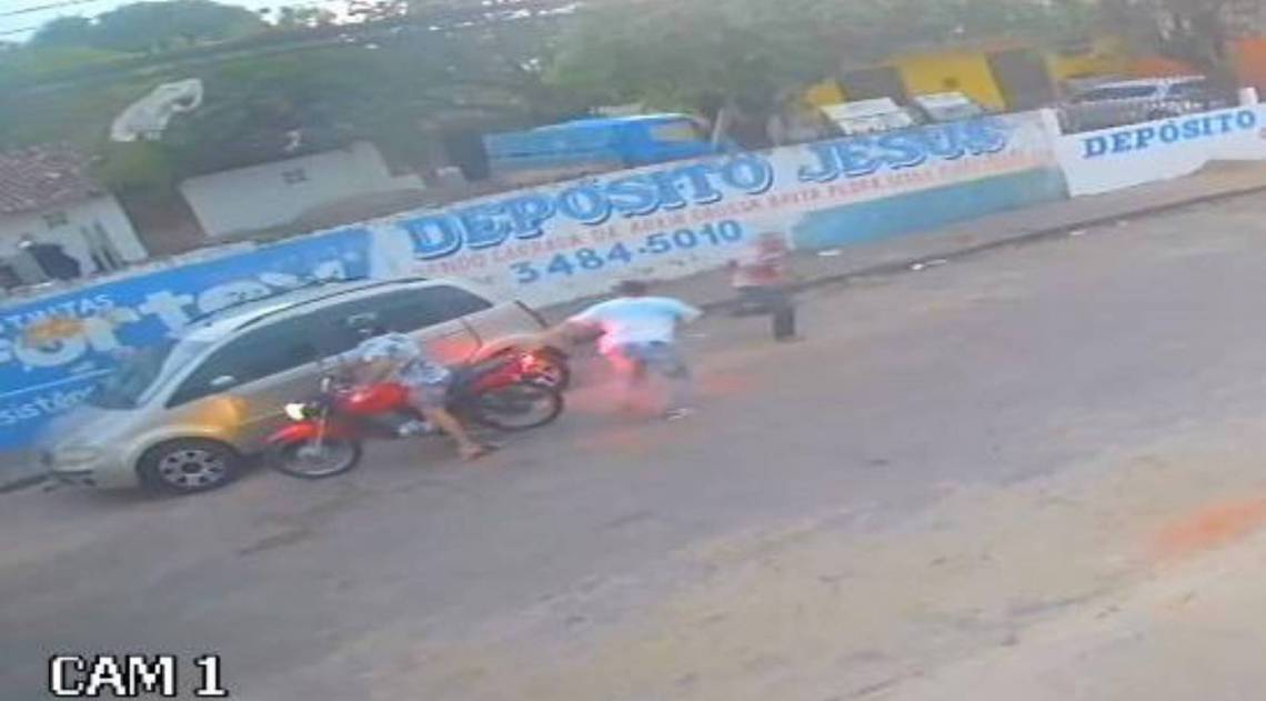 Suspeitos levaram apenas b&iacute;blia em assalto - Reprodução de câmeras de segurança