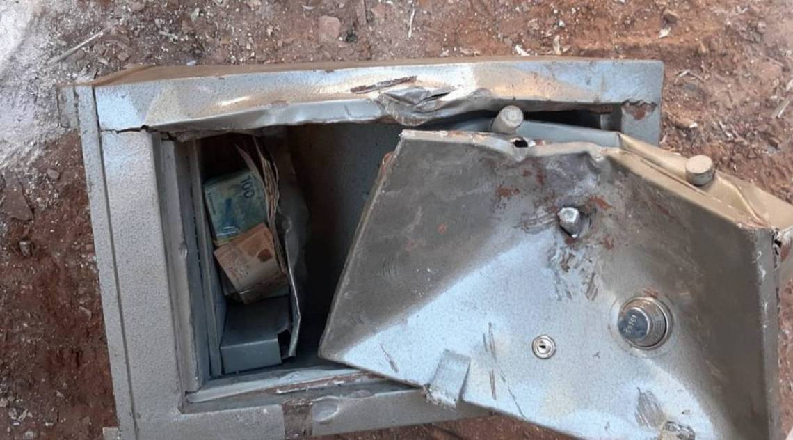 Dinheiro foi encontrado dentro de cofre por catadores - Arquivo pessoal