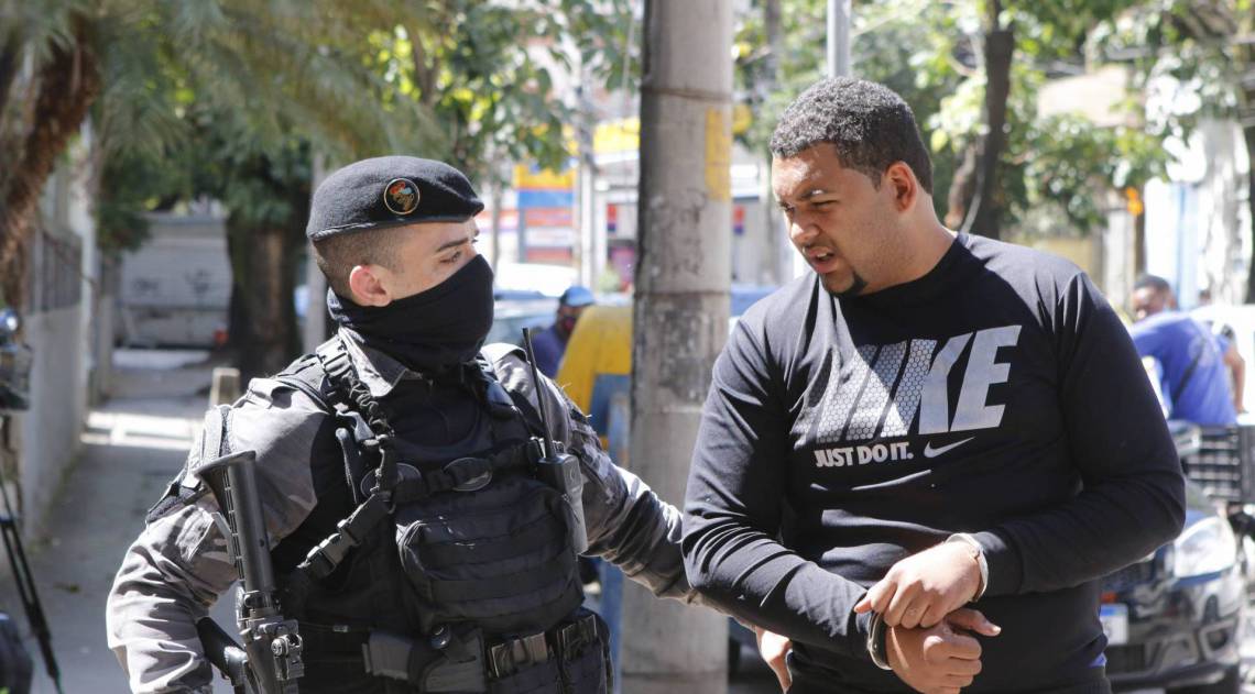 Guerra de traficantes no Complexo do S&atilde;o Carlos. Na foto, criminoso chegando a delegacia