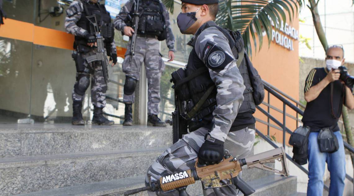 Guerra de traficantes no Complexo do S&atilde;o Carlos. Na foto, fuzil apreendido 