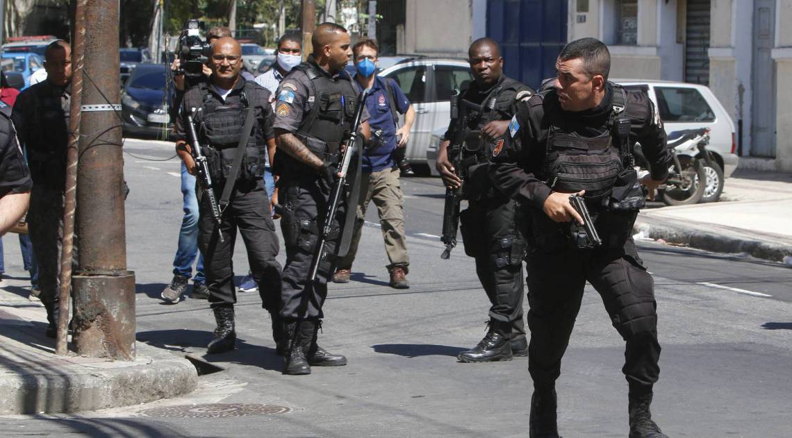 Guerra de traficantes no Complexo do S&atilde;o Carlos. Na foto, policiais em opera&ccedil;&atilde;o na regi&atilde;o 