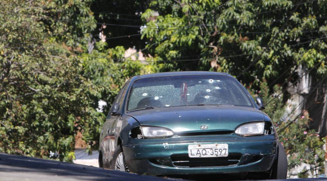Carro crivado de balas na guerra de traficantes no Complexo do S&atilde;o Carlos