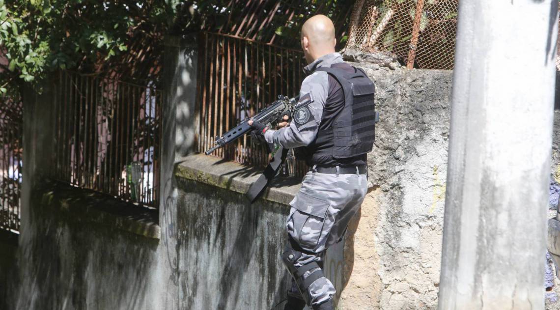 Guerra de traficantes no Complexo do S&atilde;o Carlos. Policiais em opera&ccedil;&atilde;o na regi&atilde;o