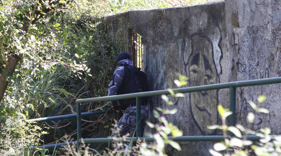 Guerra de traficantes no Complexo do S&atilde;o Carlos. Policiais em opera&ccedil;&atilde;o na regi&atilde;o