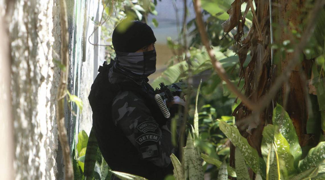 Guerra de traficantes no Complexo do S&atilde;o Carlos. Policiais em opera&ccedil;&atilde;o na regi&atilde;o