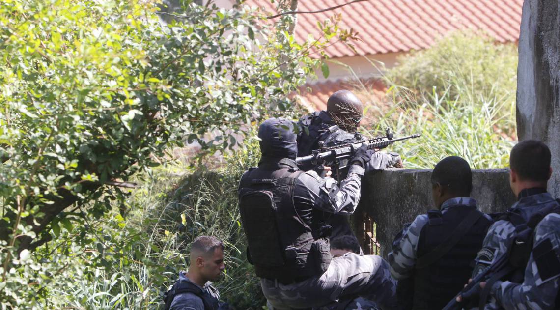 Operação no São Carlos: a polícia só pôde agir depois do início do tiroteio entre os traficantes