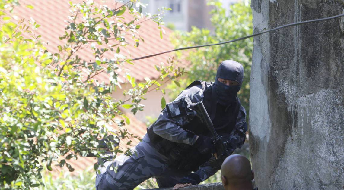 Guerra de traficantes no Complexo do S&atilde;o Carlos. Policiais em opera&ccedil;&atilde;o na regi&atilde;o