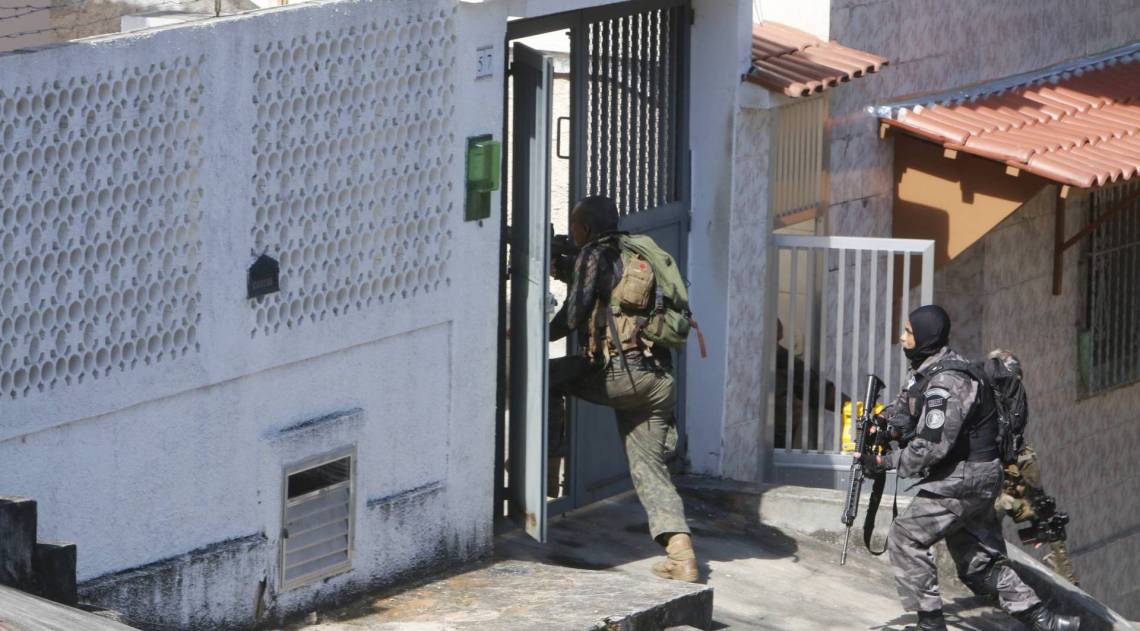 Guerra de traficantes no Complexo do S&atilde;o Carlos. Policiais em opera&ccedil;&atilde;o na regi&atilde;o