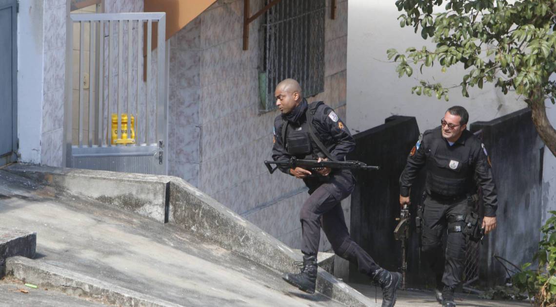 Guerra de traficantes no Complexo do S&atilde;o Carlos. Policiais em opera&ccedil;&atilde;o na regi&atilde;o