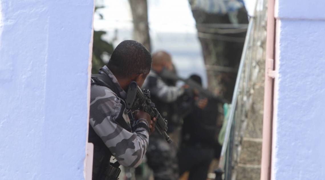 Guerra de traficantes no Complexo do S&atilde;o Carlos. Policiais em opera&ccedil;&atilde;o na regi&atilde;o