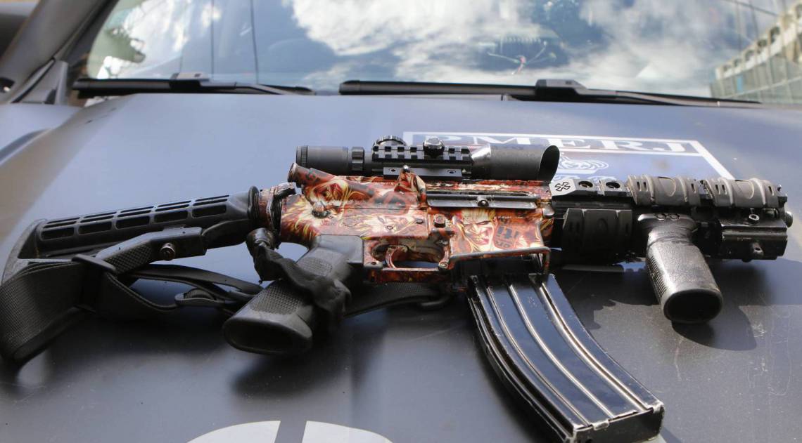 Guerra de traficantes no Complexo do S&atilde;o Carlos. Arma apreendida por policiais em opera&ccedil;&atilde;o na regi&atilde;o
