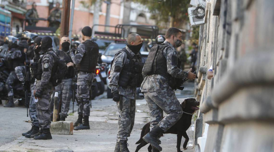 Guerra de traficantes no Complexo do S&atilde;o Carlos. Policiais em opera&ccedil;&atilde;o no local onde criminosos fizeram ref&eacute;m 