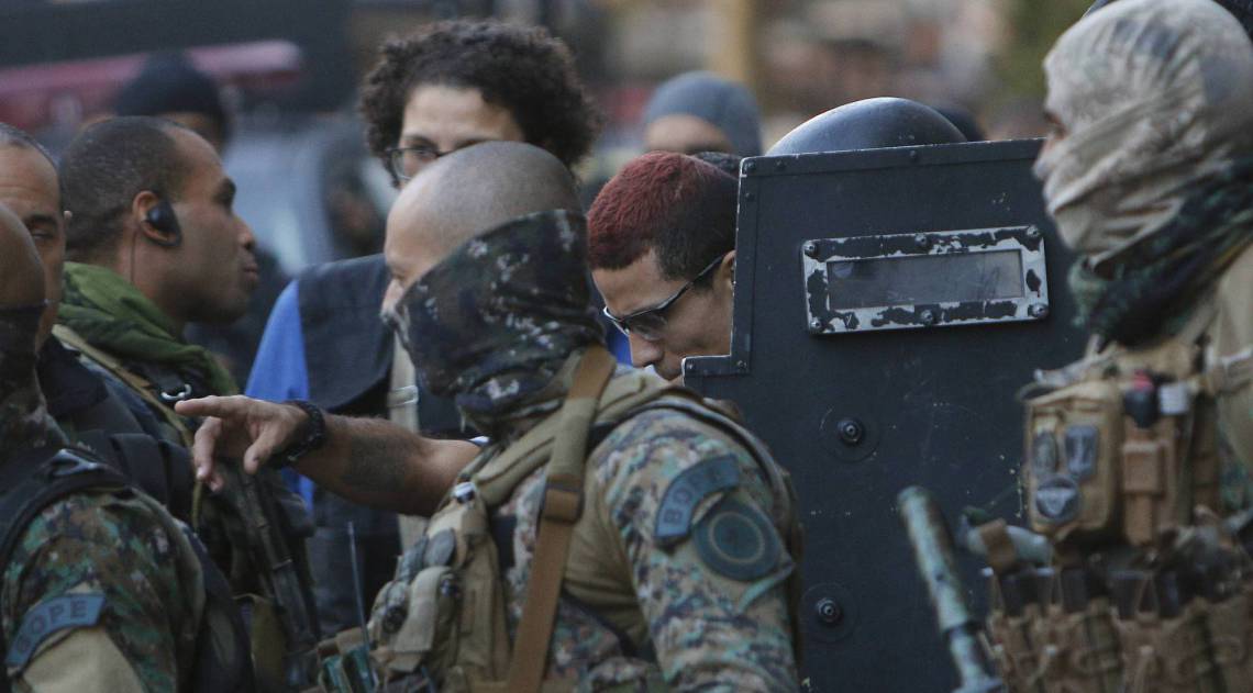 Guerra de traficantes no Complexo do S&atilde;o Carlos. Criminoso &eacute; preso ap&oacute;s fazer ref&eacute;m em resid&ecirc;ncia 