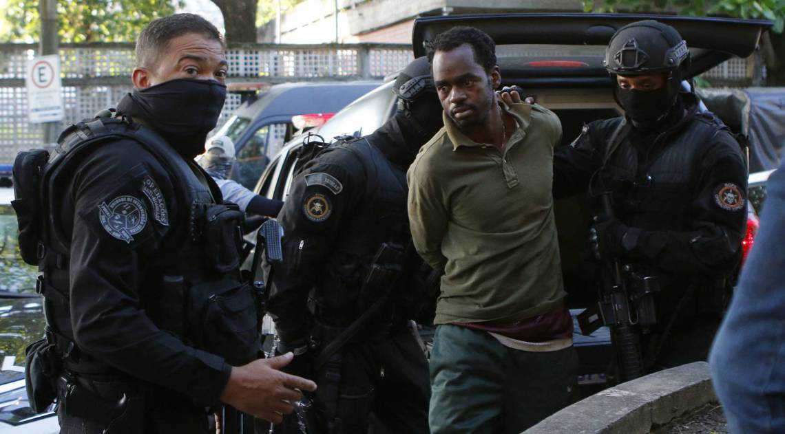 Guerra de traficantes no Complexo do S&atilde;o Carlos. Criminoso preso ap&oacute;s fazer ref&eacute;m em resid&ecirc;ncia chegando a 6&ordf; DP 