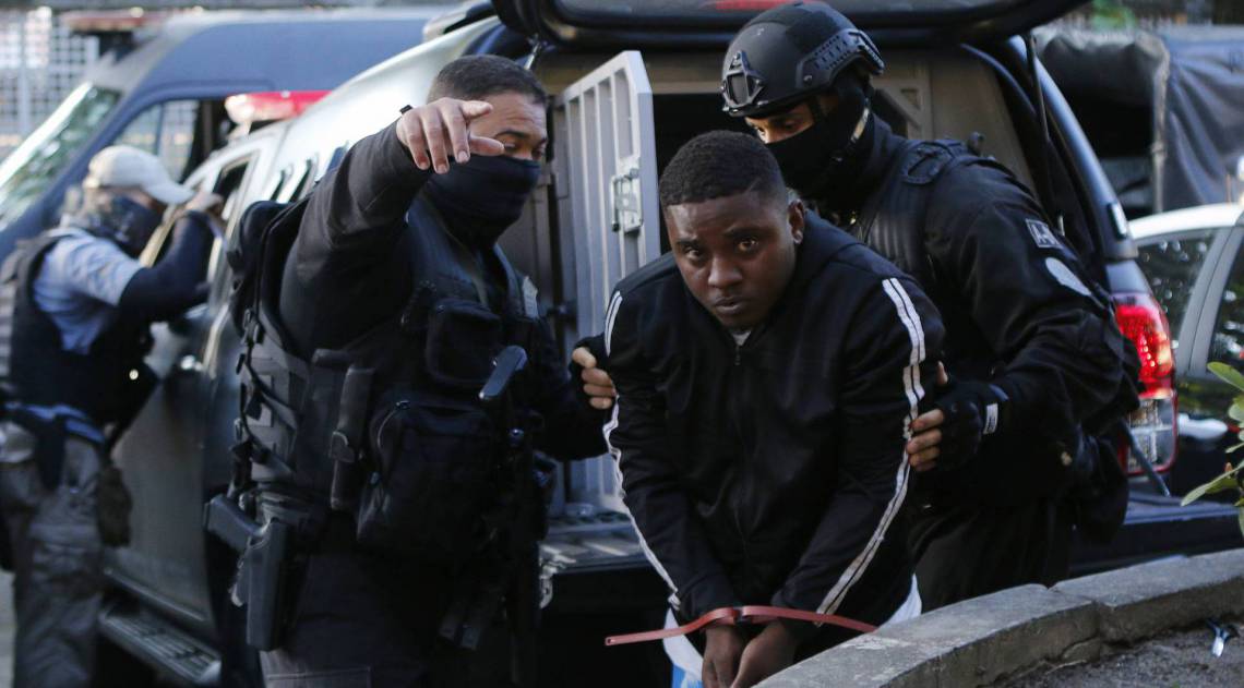 Guerra de traficantes no Complexo do S&atilde;o Carlos. Criminoso preso ap&oacute;s fazer ref&eacute;m em resid&ecirc;ncia chegando a 6&ordf; DP 