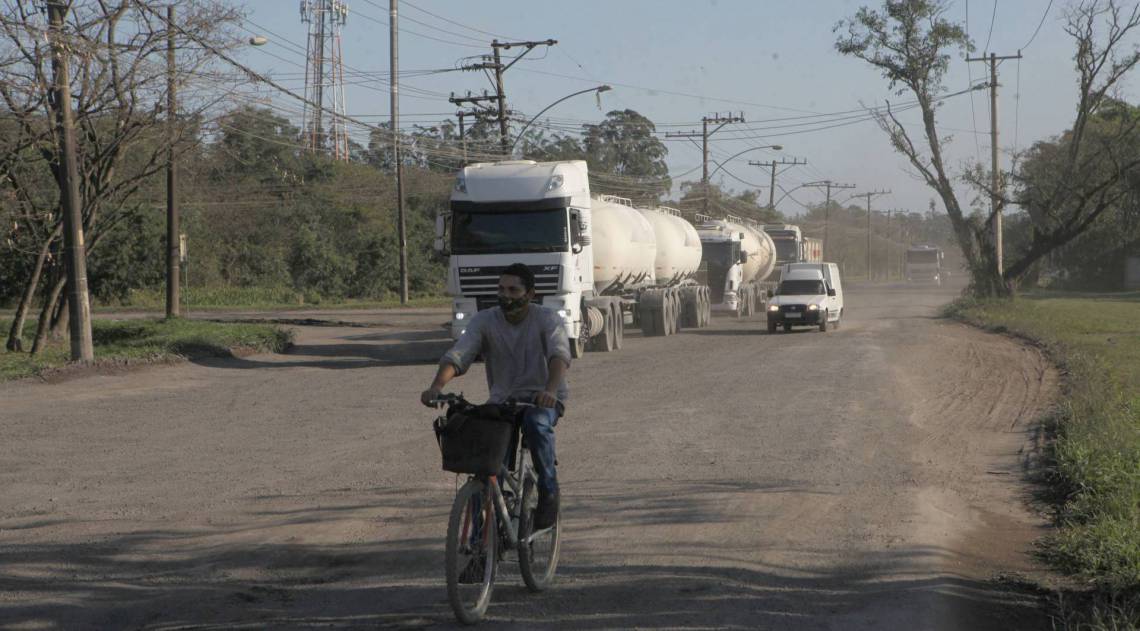 Rio, 27/08/2020 - ESPECIAL - Ruas sem pavimentacao no polo industrial de Santa Cruz, zona oeste do Rio. Na foto . Foto: Ricardo Cassiano/Agencia O Dia