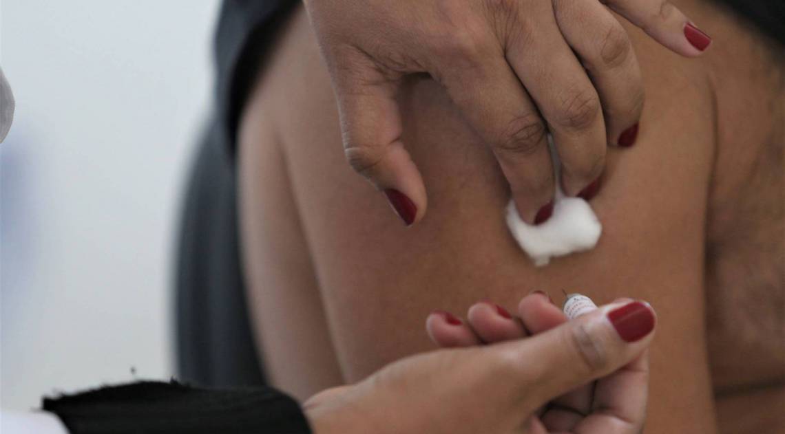 Niter&oacute;i inicia testes da vacina contra covid-19 em volunt&aacute;rios