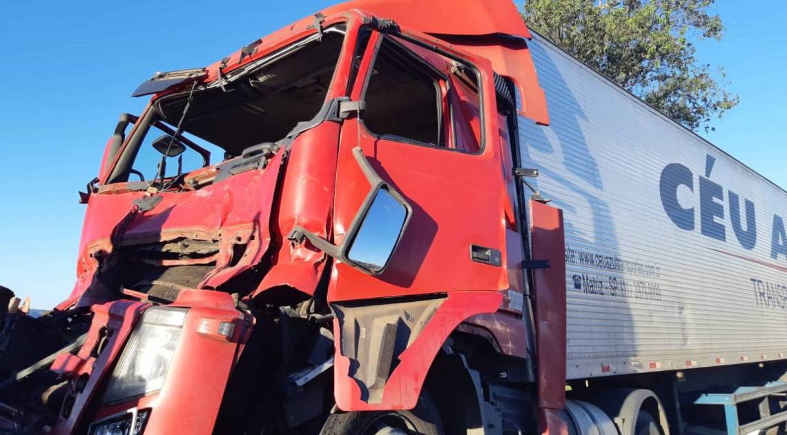 Parte da frente do caminh&atilde;o ficou destru&iacute;da - Divulga&ccedil;&atilde;o/PRF