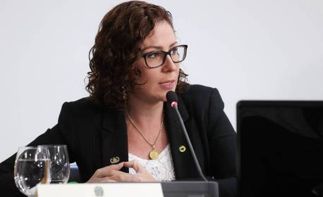 Carla Zambelli é condenada a indenizar deputadas por chamá-las de 'genocidas'