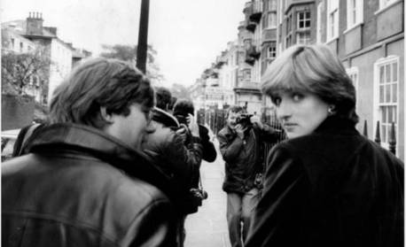 Princesa Diana é homenageada por fãs na internet e comparada com rainha Camilla