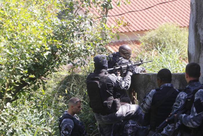 Policiais militares de vários batalhões e das forças especiais cercaram a região para acabar com os confrontos entre criminosos