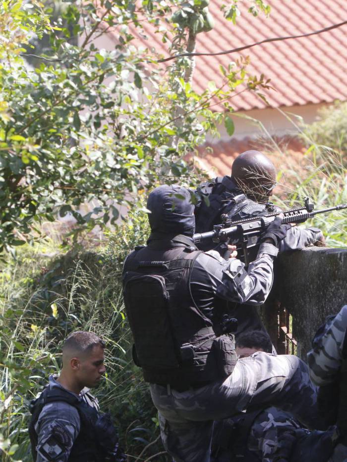 Operação no São Carlos: a polícia só pôde agir depois do início do tiroteio entre os traficantes