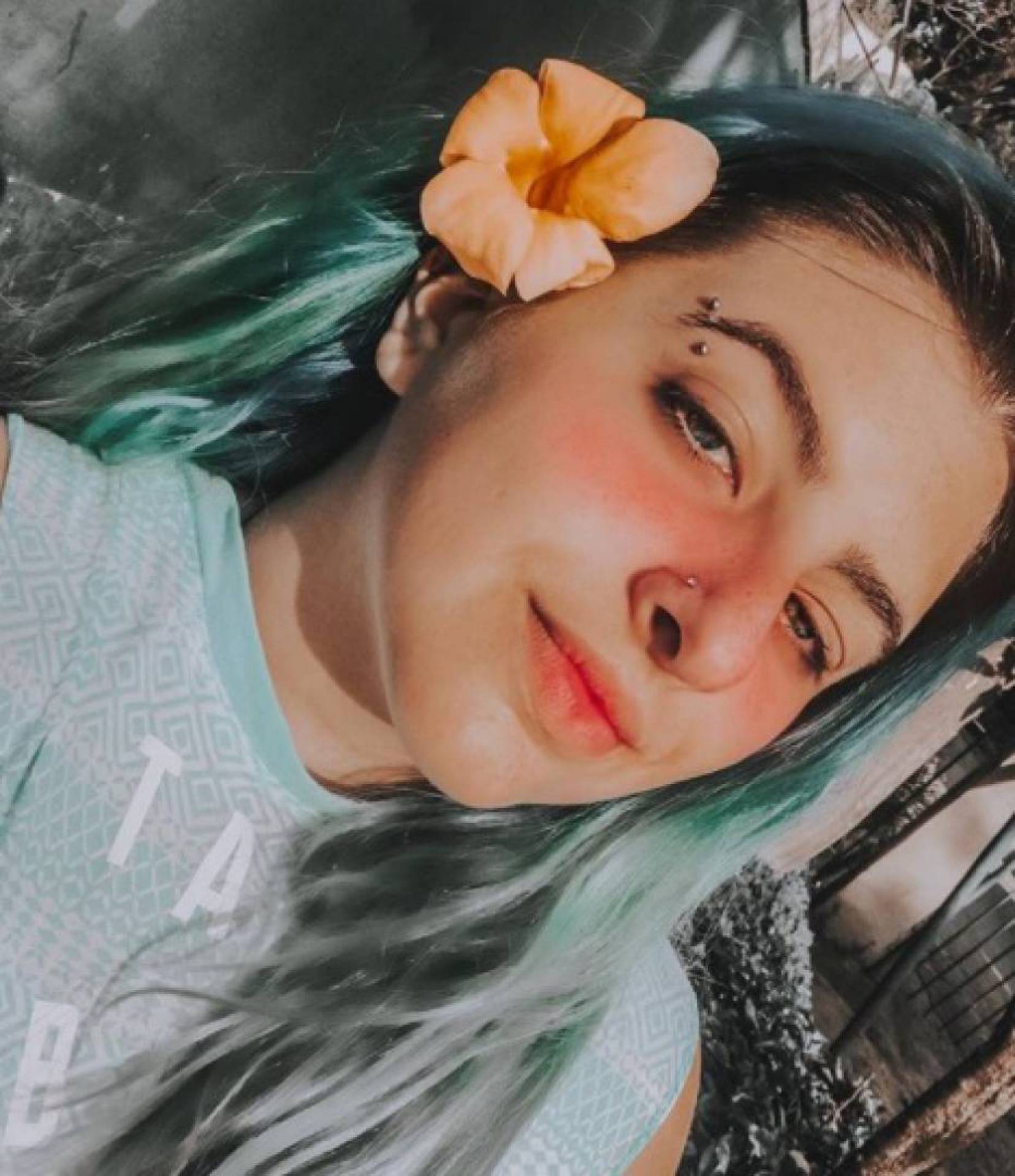 Jovem conta que foi vítima de agressões do irmão durante anos - Rebecca Cury / Instagram