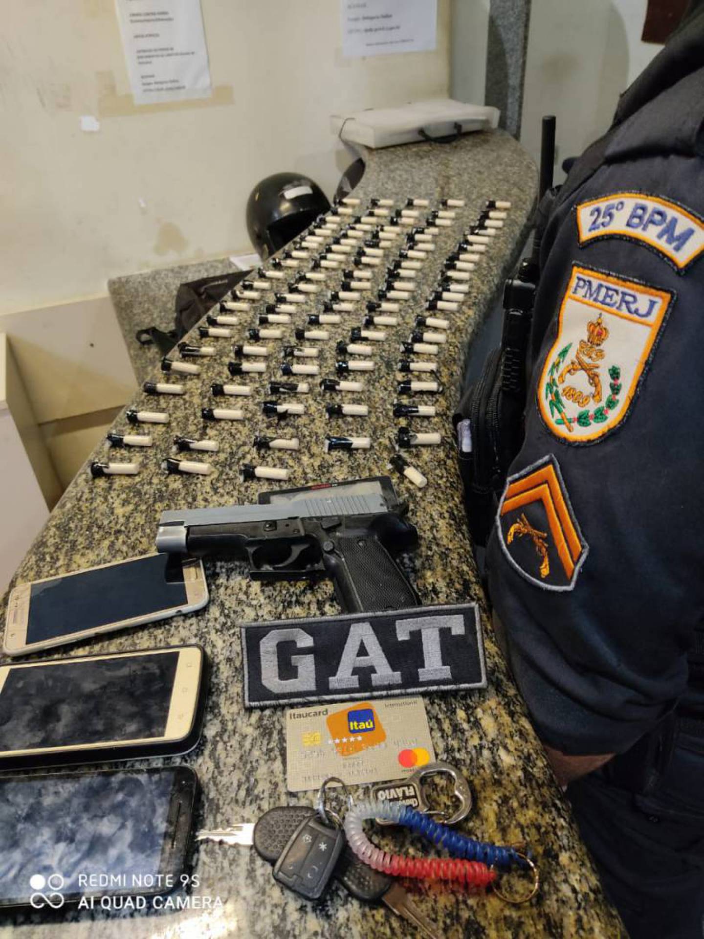 Arma de brinquedo, celulares, GPS e cocaína foram encontrados com dois homens em Bacaxá - PM