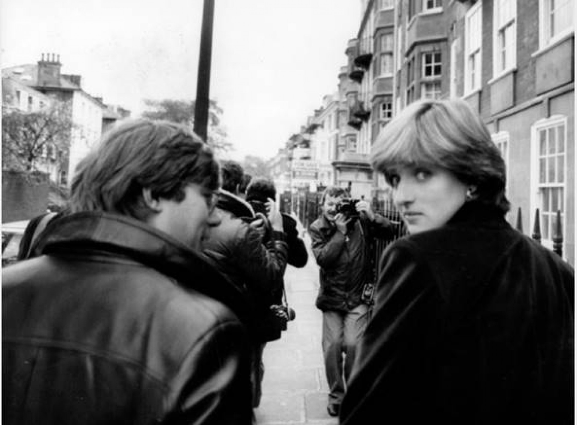 Diana Spencer, 19, deixa seu apartamento rodeada de jornalistas - Keystone Pictures USA /Alamy Stock Photo / Divulgação