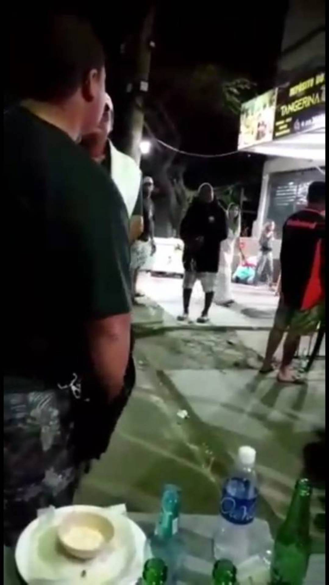 Policial Civil ameaça clientes e o dono de um bar com um fuzil em Cabo Frio  - Print do vídeo 