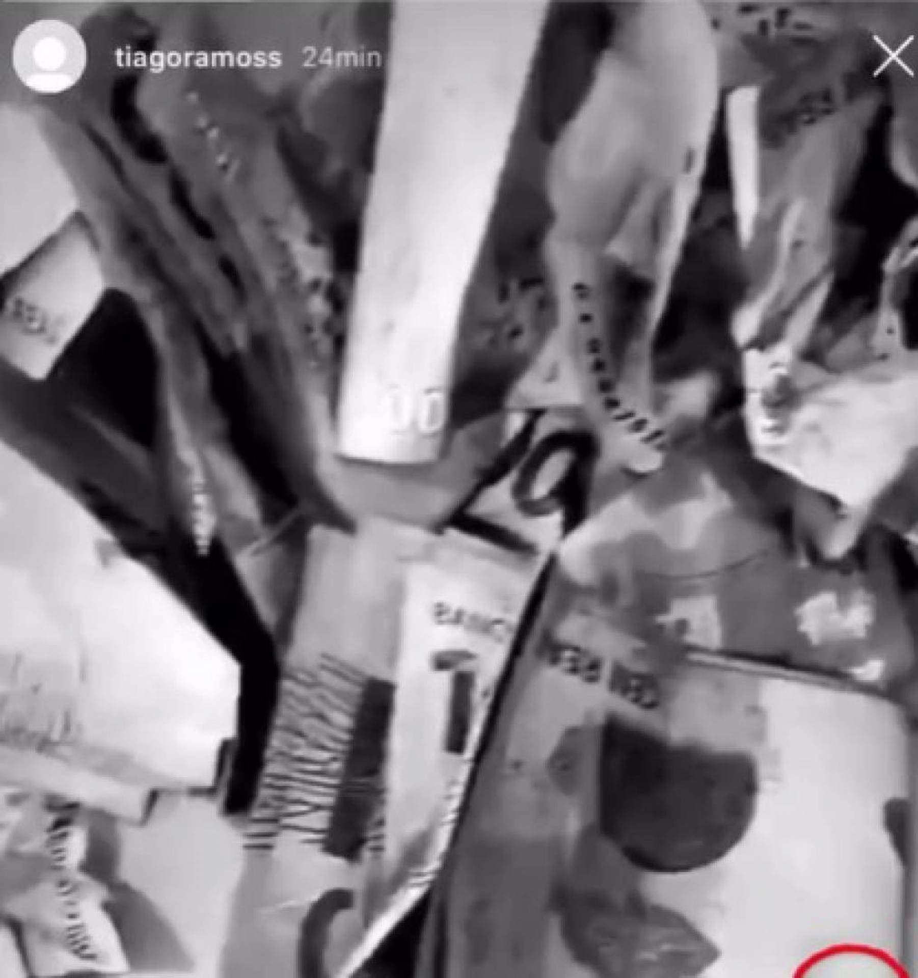 Dinheiro amassado por Tiago Ramos