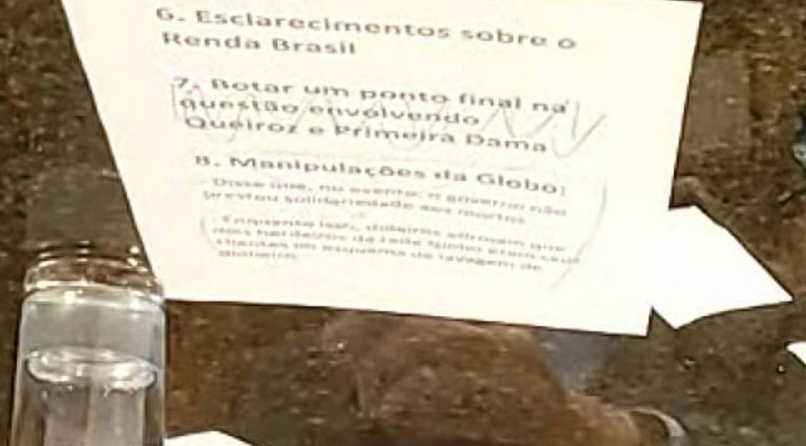 Imagens do roteiro de Bolsonaro vazaram durante a live - Reprodução / YouTube