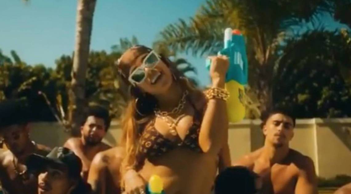 Anitta surge no meio de um mar de homens em clipe  - Reprodução Vídeo