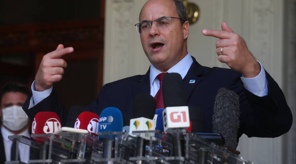 Rio,28/08/2020-LARANJEIRAS, Policia Federal faz buscas na casa de Wilson Witzel no Palacio Laranjeiras, STJ afasta Witzel do governo do Rio por suspeitas de participar em esquema de corrup&ccedil;&atilde;o na sa&uacute;de. Na foto, chegada de Queiroz no aeroporto de Jacarepagua.Foto: Cleber Mendes/Ag&ecirc;ncia O Dia