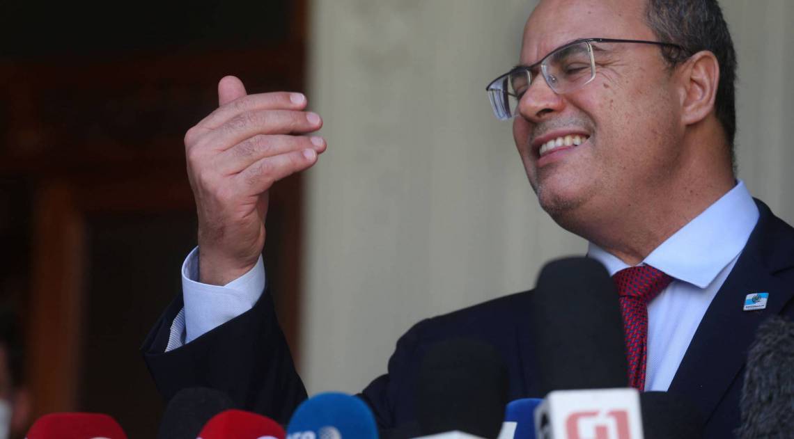 Rio,28/08/2020-LARANJEIRAS, Policia Federal faz buscas na casa de Wilson Witzel no Palacio Laranjeiras, STJ afasta Witzel do governo do Rio por suspeitas de participar em esquema de corrup&ccedil;&atilde;o na sa&uacute;de. Na foto, chegada de Queiroz no aeroporto de Jacarepagua.Foto: Cleber Mendes/Ag&ecirc;ncia O Dia