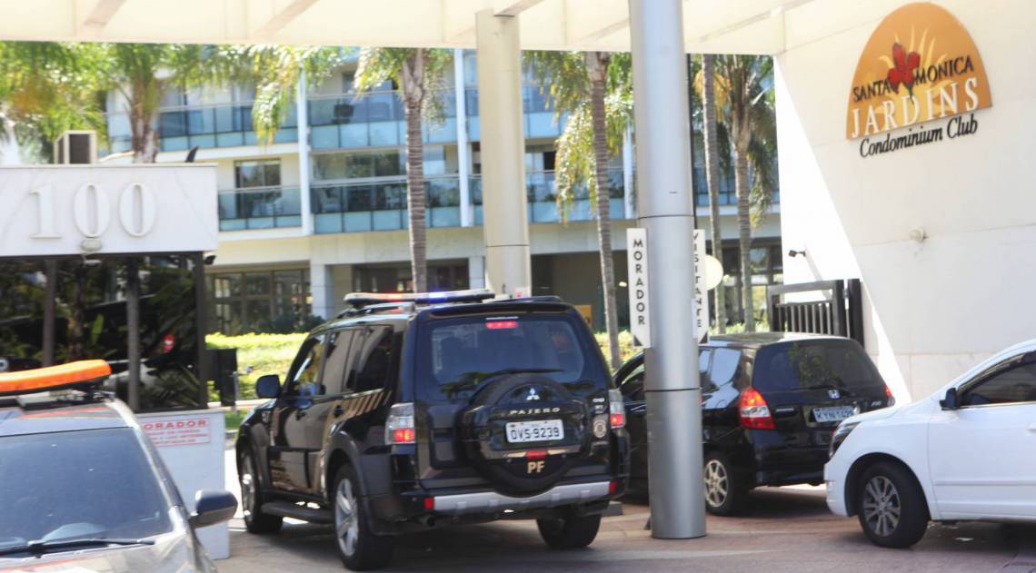 Pol&iacute;cia Federal faz buscas em endre&ccedil;o do ex-secret&aacute;rio do Rio Lucas Trist&atilde;o, em condom&iacute;nio na Barra da Tijuca, Zona Oeste do Rio - Ricardo Cassiano/ Ag&ecirc;ncia O Dia