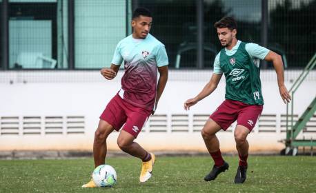 Marcos Paulo faz tratamento de lesão no joelho no CT do Fluminense