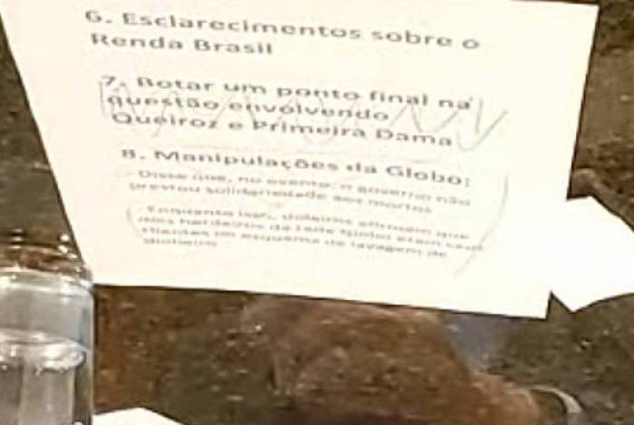 Bolsonaro tira da pauta de live pergunta sobre o dep&oacute;sito de Queiroz na conta da primeira-dama