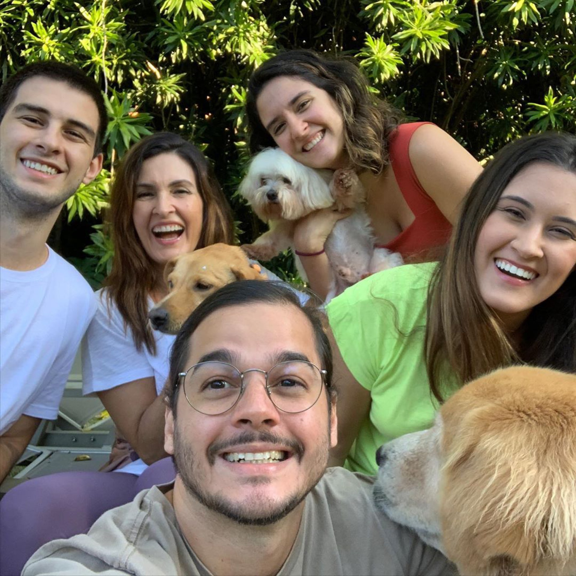 Fátima Bernardes posa com o namorado e os filhos - Reprodução Internet