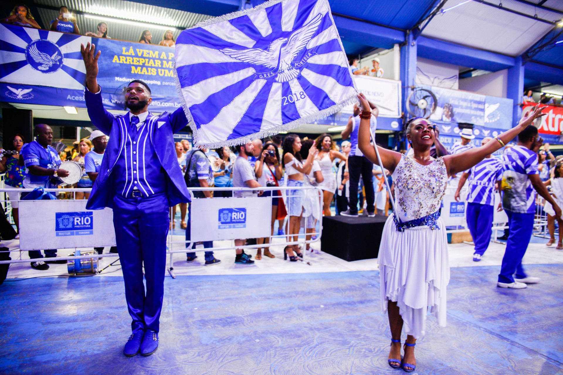Segundo casal de mestre-sala e porta-bandeira da Portela, Yuri Souzah e Camylinha Nascimento, também vai participar da live - Divulgação