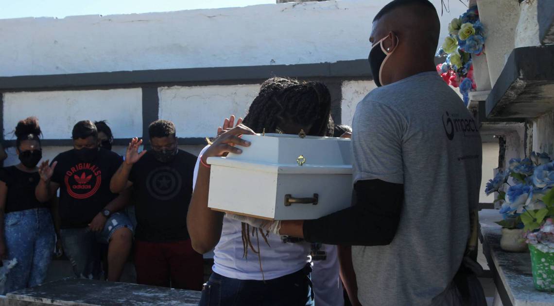 M&atilde;e da pequena Juliana e pai durante enterro da filha, em Niter&oacute;i. Beb&ecirc; sofreu queimaduras durante um banho no Hospital Getulinho, na mesma cidade     - Estefan Radovicz 