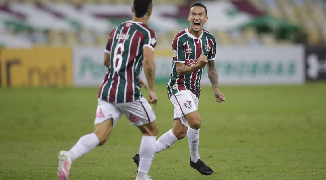 O volante Dodi solta o grito ao comemorar o golaço que abriu o caminho para a vitória tricolor