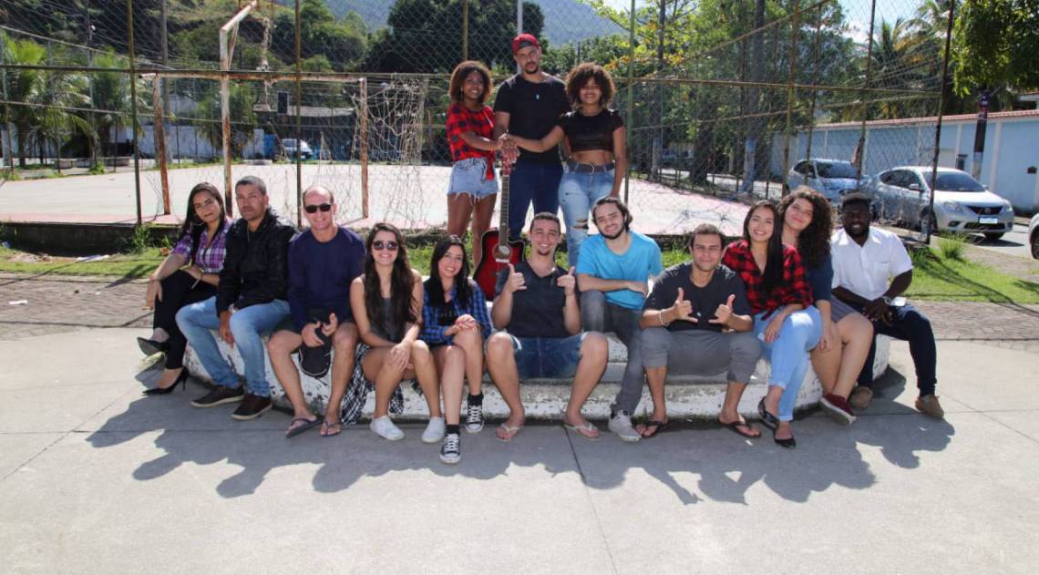 A equipe reunida em Coroa Grande: pouco dinheiro, mas um sonho que vira realidade no Youtube