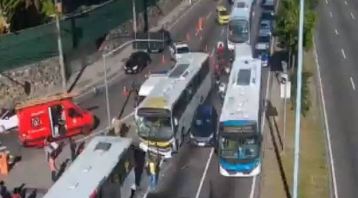 Batida envolveu quatro ve&iacute;culos na altura da Pra&ccedil;a Sib&eacute;lius, na pista sentido Lagoa - Reprodu&ccedil;&atilde;o/Centro de Opera&ccedil;&otilde;es