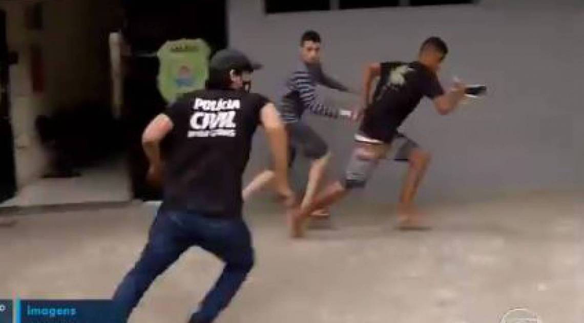 Dupla trapalhona tenta fugir algemada junta e acaba se dando mal, pois havia uma &aacute;rvore no meio do caminho - Reprodução TV