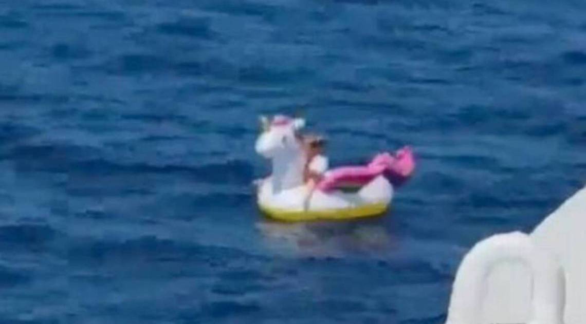 Menina foi encontrada 'navegando' em bóia de unicórnio - Reprodução