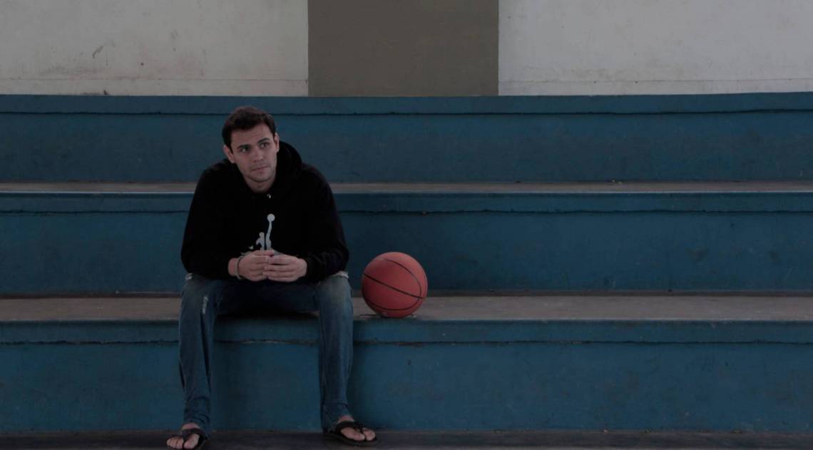 Cena na Quadra Municipal de Itaguaí: inspirada em One Three Hill, história também aborda o basquete