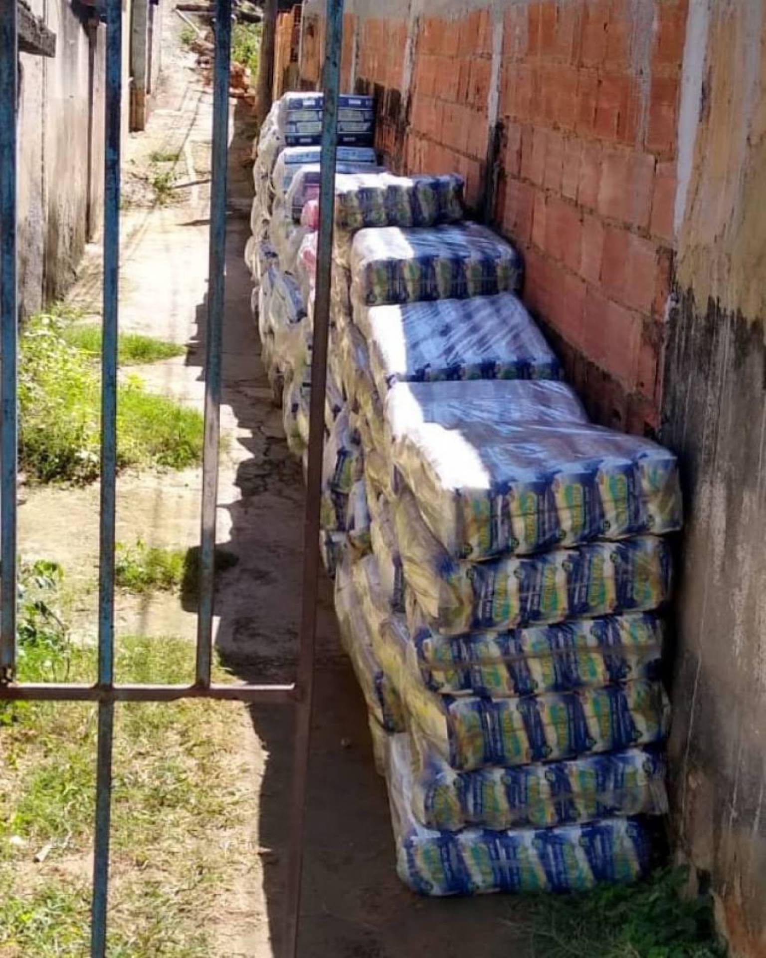 720 pacotes de fraldas descartáveis geriátricas foram encontradas.