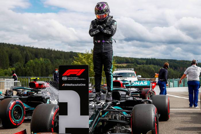 Com homenagem ao 'Pantera Negra', Hamilton bate recorde e garante pole na Bélgica